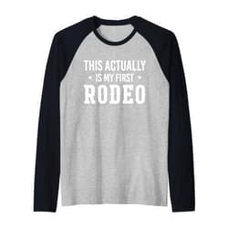 USA Bulle Pferd Western Hobby Beruf Reiten Stier This Actually Is My First Rodeo Raglan Baseball Tee