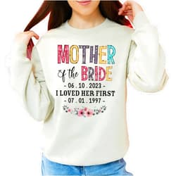 IZI POD Personalized Mama Shirt, Custom Name on Sleeve Sweatshirt, Puff Letters Embossed Lettering, Gift for Mom, Christmas