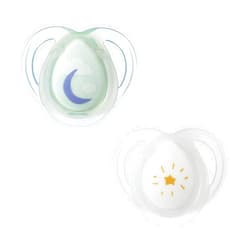 Tommee Tippee Night Time Pacifier, 0-6 Months, Symmetrical Silicone Baglet, BPA-Free Binkies, Glow in The Dark Technology, Pack of 2 with Reusable Sterilizer Pod