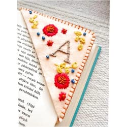 Cyauskoe Personalized Hand Embroidered Corner Bookmark, Cute Flower Letter Embroidery Bookmarks, Felt Triangle Page Handmade Bookmarks for Book Lovers