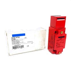 LRILLMAING 1 Pcs New XCSA702 in Box XCSA702