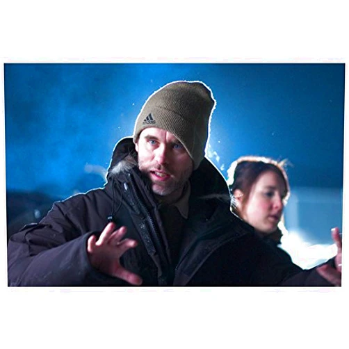 Assault on Precinct 13 (2005) 8 Inch x 10 Inch Photo Jean-Francois Richet in Knit Cap & Parka kn