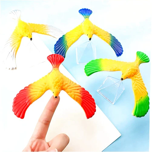 KASUWA Balancing Eagle Bird Gravity Bird with Pyramid Combination Set Physical Science Adults Home Office Novelty Toy for Children Decompression Gift Kids Party Decoration Supplies 4pcs