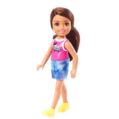 Barbie Mattel - Barbie Chelsea Friend Doll, Wearing Pink Shirt with a Dog on a Skateboard, Tie-Dye Shorts and Yellow Shoes