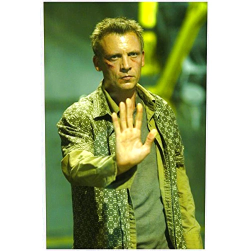 Battlestar Galactica (2004–2009) Modern Leoben Conoy Cylon Holding Hand Up, Knowing His Fate - Battlestar Galactica 8x10 Photograph - HQ - BSG