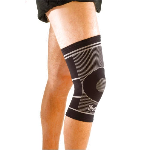MUELLER Sports Medicine 4-Way Stretch Knee Support, Knee Pain Relief Support for Men and Women, Ideal for Arthritis, Sprains, Black