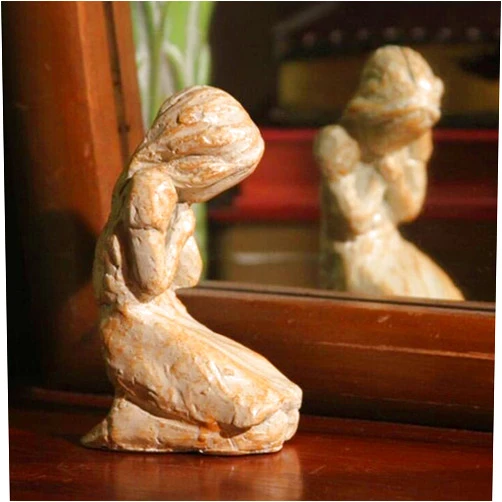 Generic Hand-Painted Sculpted Women Figurines,Women Figures Resin Statue Home Decor,Sweet Hour of Beautiful Handmade,Inspirational Sculpture of Woman Praying Tabletop Ornament (C)
