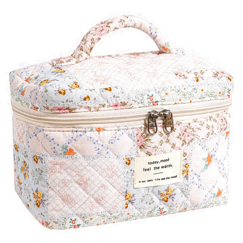 AMULOKRU Quilted Makeup Bag, Large Makeup Bag Cute Cosmetic Bags for Women Girls, Floral Makeup Bag, Coquette Aesthetic Floral Travel Make Up Organizer Bag,Irregular Patchwork-Bee&flower
