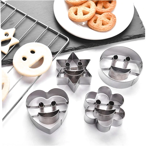 Duofan Cookie Cutters Stainless Steel Baking Set Biscuit Molds for Baking Metal Kitchen Baking Modeling Tools 4 Pieces (Smiling face)