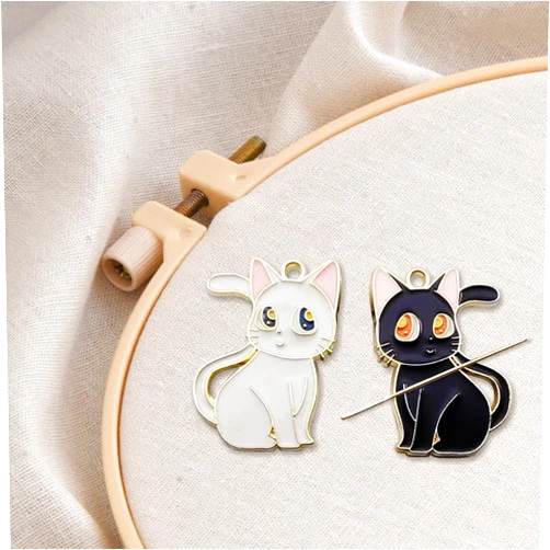 GUPENG Lovely Cat Needle Minder Magnetic for Cross Stitch, Black and White Cat Needle Holder for Embroidery Needlework（2 PCS） csljmy20220723-0001