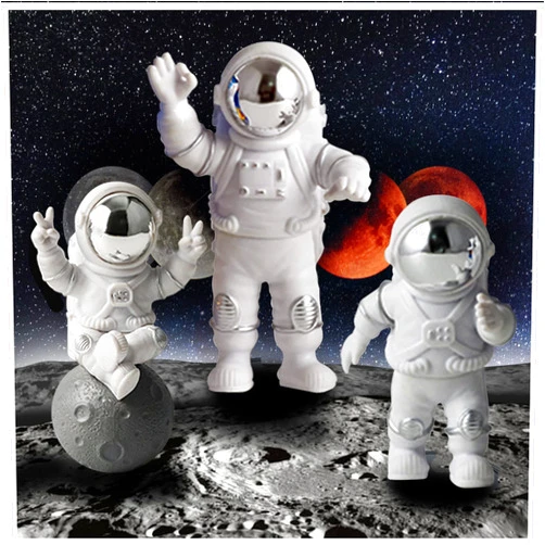WINUSD Astronaut Figurine, Set of 3 Mirror Astronaut Statue Decor, Resin Spaceman Figure for Cake Topper Desktop Ornament Space-Themed Bedroom Decor and Craft Gift (Silver)