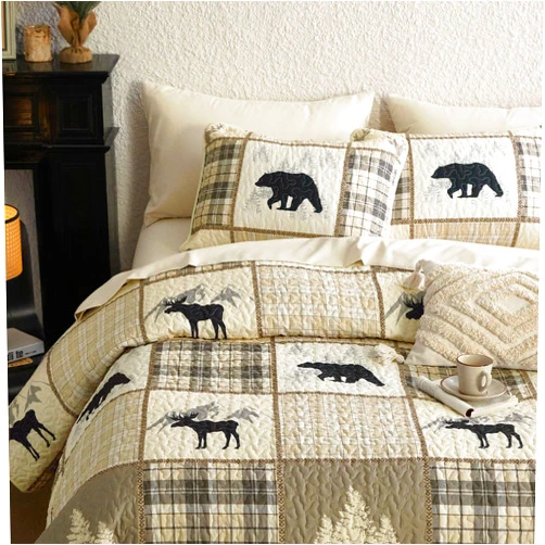 Wake In Cloud - Rustic Quilt Set, Cabin Lodge Christmas Bear Moose Deer Woodland Western Patchwork Country, Reversible Lightweight Bedspread Coverlet, 3 Pieces, Tan Cream, Queen/Full Size