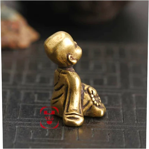 XUAN ZILUO IAOHUO Sculpture Portable Brass Little Monk Buddha Zen Statue Pocket Sitting Hand Toy Home Office Desk Decorative Ornament Desktop Decoration