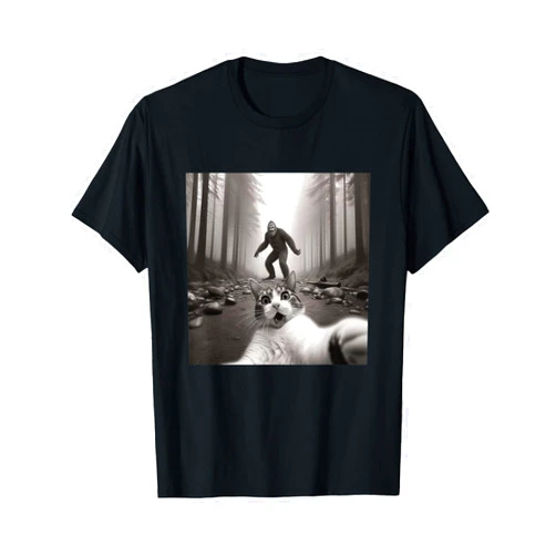 Funny Cat Bigfoot Giftidea For Women, Men and Kids Funny Surprised Scared Cat Selfie With Sasquatsch Bigfoot T-Shirt