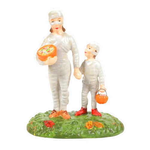 Department 56 Snow Village Halloween Accessories Mommy Treats Figurine, 4.53 Inch, Multicolor