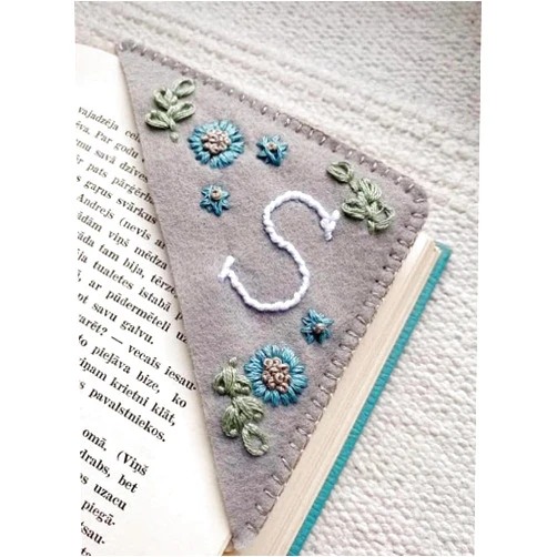 Cyauskoe Personalized Hand Embroidered Corner Bookmark, Cute Flower Letter Embroidery Bookmarks, Felt Triangle Page Handmade Bookmarks for Book Lovers