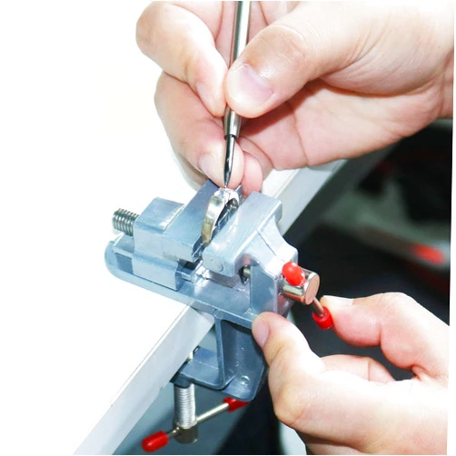 SHANGNIULU Mini Jeweler Table Clamp Small Hobby Bench Vice Work Bench Vise Bench Clamp Hobby Vise Clamp Small Table Clamp Mini Bench Vice Clamp for Small Work Crafts Woodworking and Metalworking