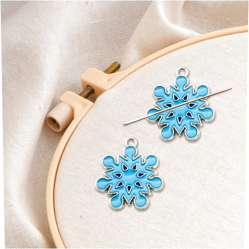 GUPENG Blue Snowflakes Needle Minder for Embroidery, Magnetic Pin Holder for Cross Stitch, Needlework and Embroidery Accessories （2 PCS）