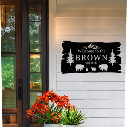 CUSOM-DECOR Personalized Family Bear In Woods Cabin Signs, Custom Welcome Sign, Large Outdoor Last Name Sign, Lake House Sign, Family Name Bear Metal Decor, Black Bear Plaque