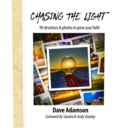 Dave Adamson,Andy Stanley,Sandra Stanley Chasing The Light: 90 Devotions & Photos to Grow your Faith